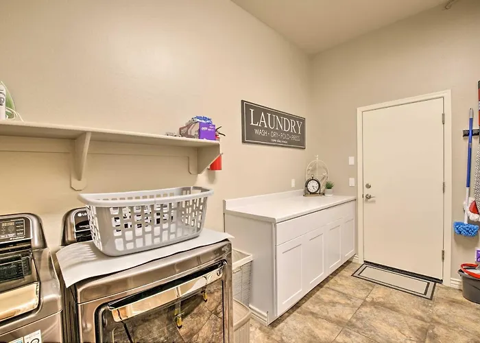 Holiday home Goodyear W/ Pool: Near Golf & Ballpark!
