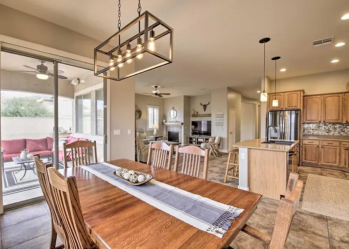 Holiday home Goodyear W/ Pool: Near Golf & Ballpark!
