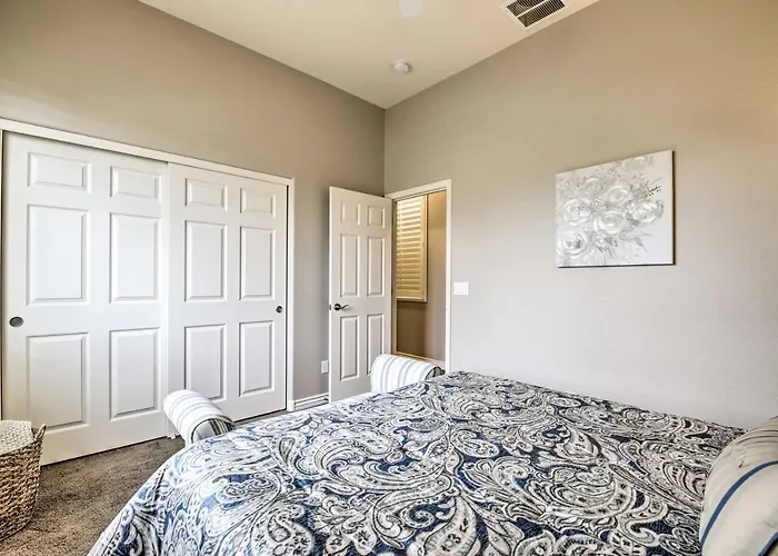 Holiday home Goodyear W/ Pool: Near Golf & Ballpark!