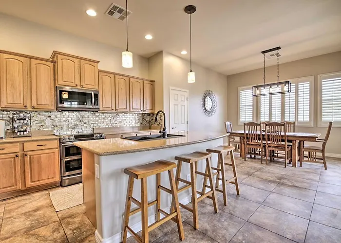 Goodyear W/ Pool: Near Golf & Ballpark! Holiday home *