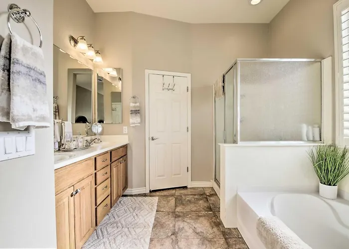 Goodyear W/ Pool: Near Golf & Ballpark! Holiday home Liberty